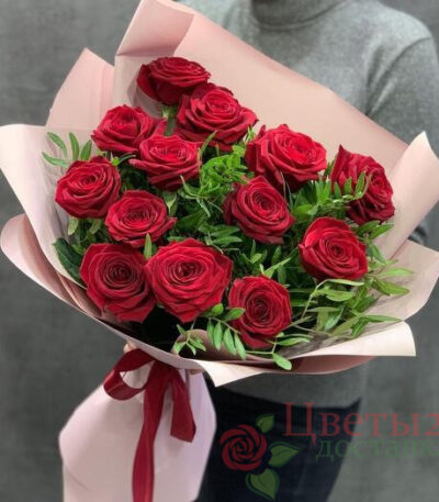 Букет из 13 розы с зеленью