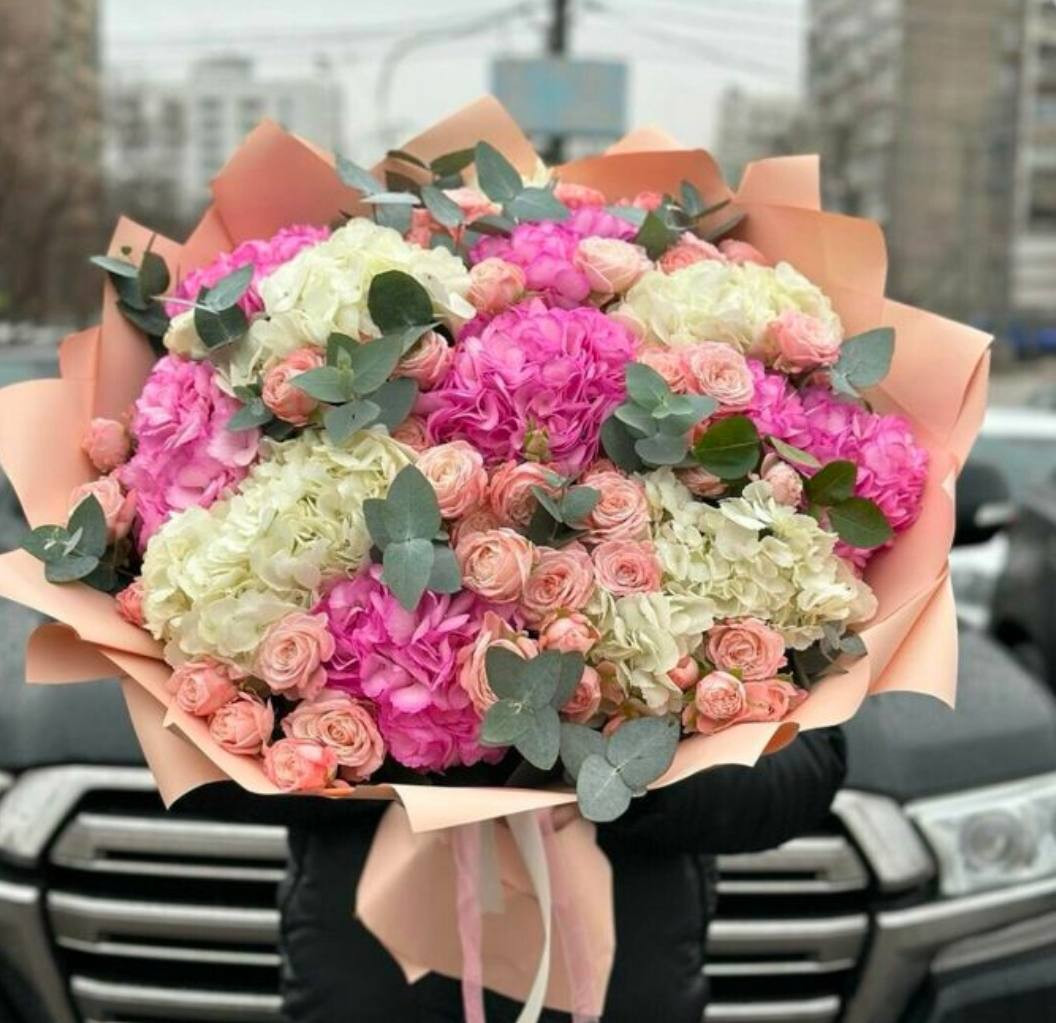 Авторский букет из 11 гортензий с кустовыми розами Авторский букет из 11 гортензий с кустовыми розами