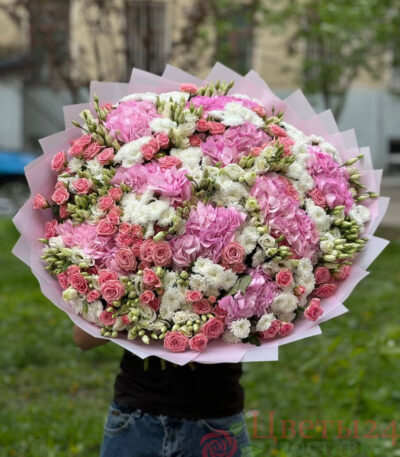 Нежный букет из гортензий , кустовых роз и хризантем