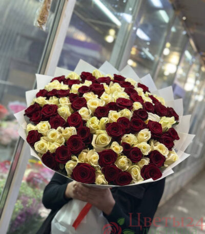 Букет из 101 белых и красных роз