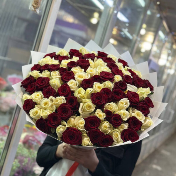 Букет из 101 белых и красных роз