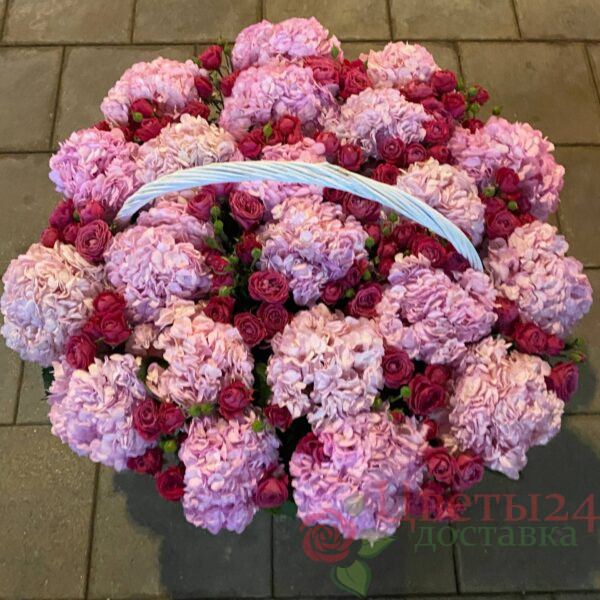 Корзина гортенза из кустовой роза