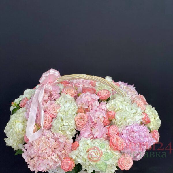 Корзина гортензия из куставой роза