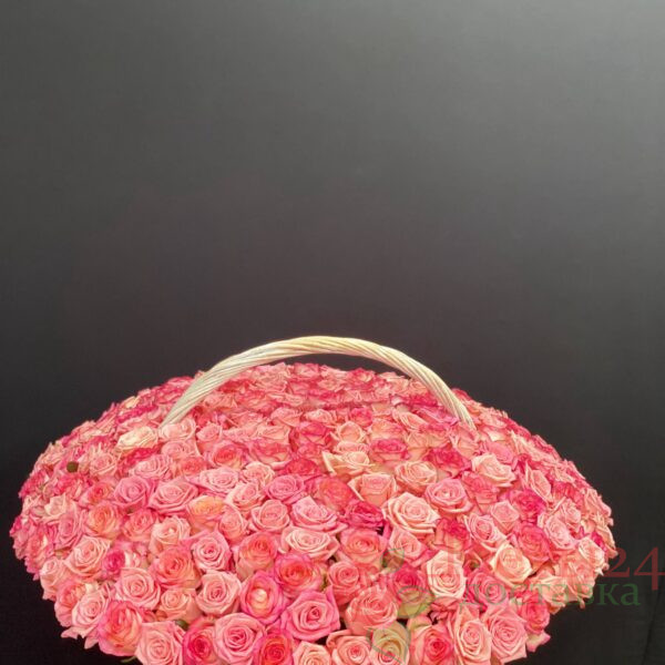 Карниз из 251 розвий розы